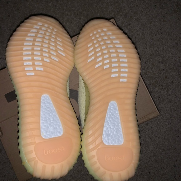 Yeezy 350 v2 “butter” - Picture 2 of 6